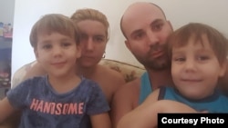 Reinier Merodio Abreu junto a su esposa, Rachel Perez Ruiz, y sus dos hijos.