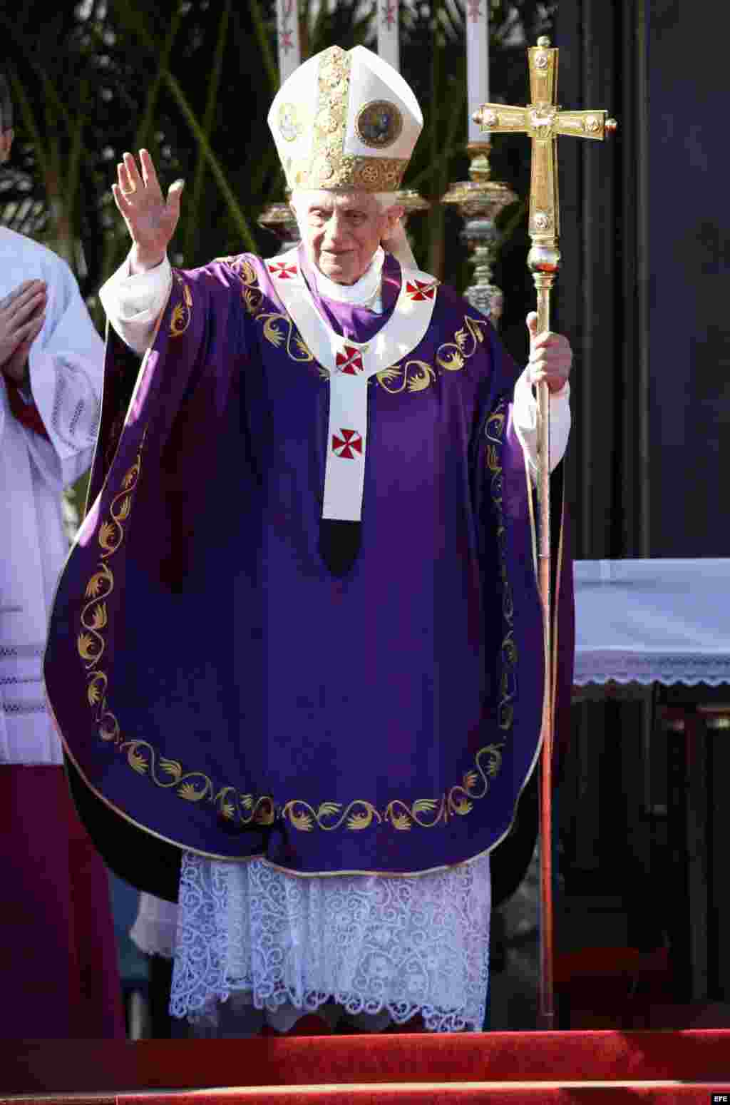 Cientos de personas se congregan hoy, miércoles 28 de marzo de 2012, en la Plaza de la Revolución José Martí, en La Habana, donde el papa Benedicto XVI oficia una misa multitudinaria, en su última jornada en Cuba. EFE/Da