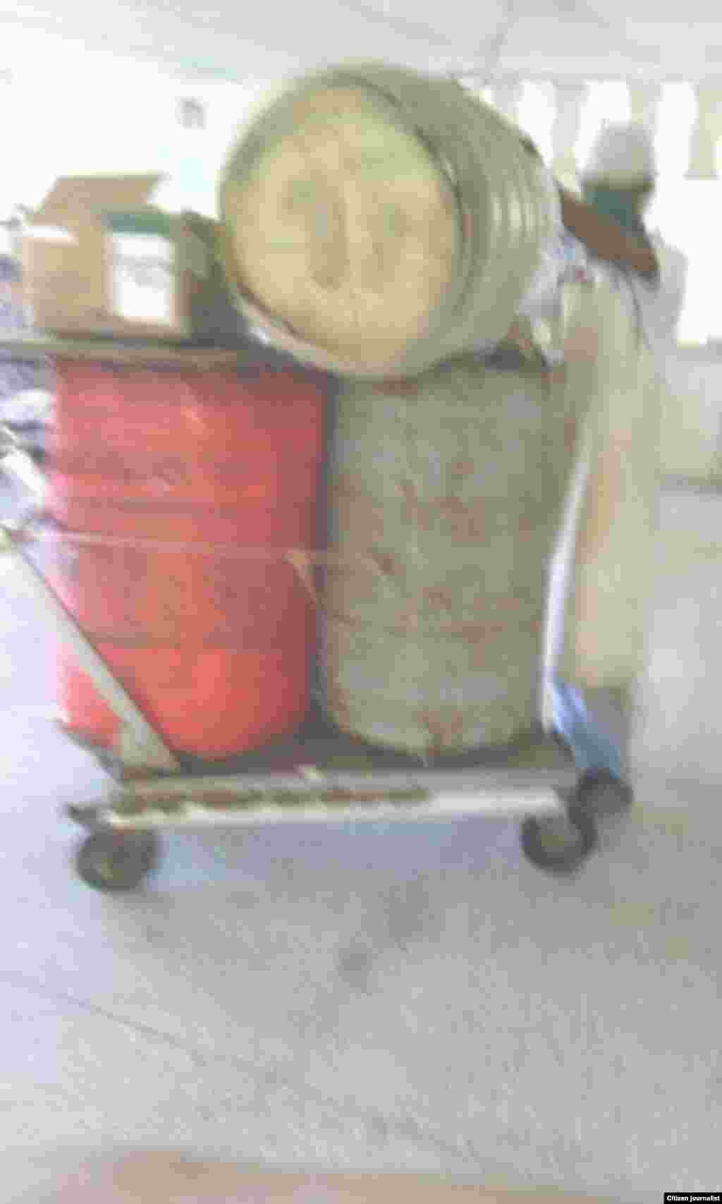 Hospital Celia Sánchez en Campechuela. Un empleado de  limpieza deambula recogiendo los desechos sólidos por toda la instalación de salud con los tanques destapados, según reporta    Rudi Batista.