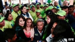 El candidato del movimiento oficialista Alianza País (AP) Lenín Moreno hace campaña en un mercado de Quito.