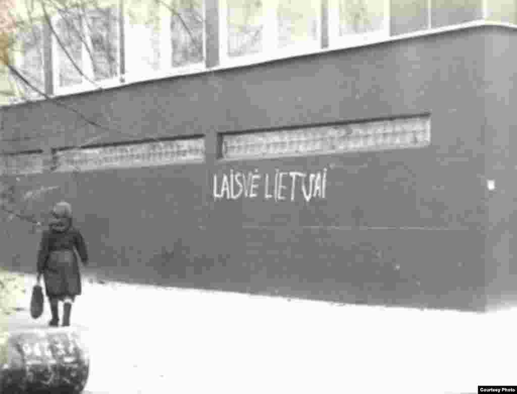 Muro pintado "Libertad para Lituania" durante la ocupación soviética.