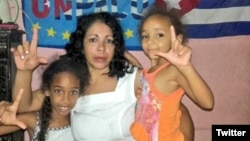 Aymara Nieto Muñoz junto a sus hijas.