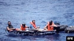 Foto de archivo de un grupo de inmigrantes cubanos en un bote.