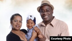 Matrimonio opositor Magalys Rivaflecha y Antunez con la hija macida en los EEUU (Facebook)