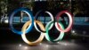 Los anillos olímpicos frente al nuevo Estadio Nacional de Tokio.