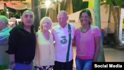 Oktay Basyurt (izq.) junto a huéspedes del Hotel Manuela, en el balneario de Bodrum.