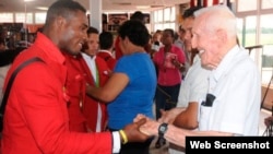 José Ramón Fernández (d) saluda al boxeador Julio César La Cruz, campeón olímpico en los 81 kilogramos en los Juegos Olímpicos de Río-2016.