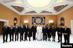 Manuel Anido Cuesta posa con la delegación cubana que fue recibida por el Papa Francisco en la Ciudad del Vaticano en junio de 2023. Vatican Media/Handout via REUTERS