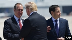 El presidente Donald Trump recibido por el legislador Mario Díaz-Balart y el senador Marco Rubio en el Aeropuerto Internacional de Miami, el 16 de abril de 2018.