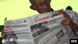 Un hombre lee el diario oficial Granma en La Habana (Cuba).