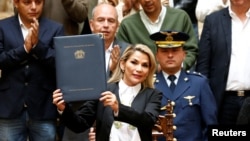 La presidenta interina de Bolivia, Jeanine Añez, proclama la Ley de régimen excepcional y transitorio para la realización de elecciones generales.