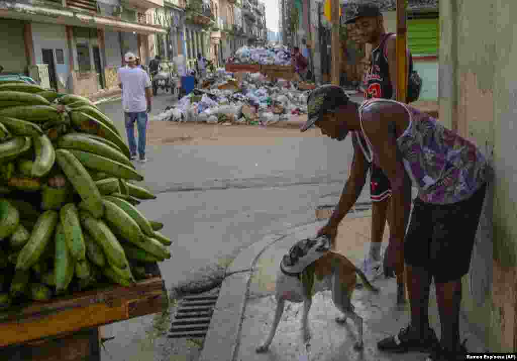 Una céntrica esquina de La Habana, bloqueada por montones de basura. 