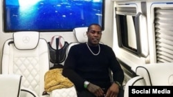 Chapman posa en su van limosina. Tomado de su cuenta de Instagram @_thecubanmissile54