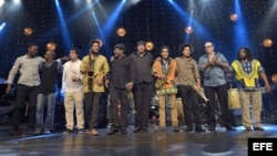 Fotografía cedida, sin fecha, en la que aparece el pianista cubano Chucho Valdés junto a sus compañeros de la banda de latin jazz Irakere que fundó hace más de 40 años en La Habana, Cuba.
