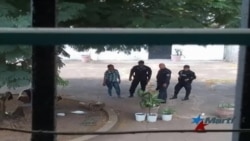 Policía panameña impide asistir a misa a migrantes cubanos en albergue de Cáritas