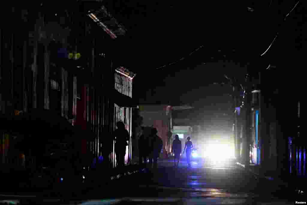 Aunque los apagones ocasionales son una realidad constante en Cuba, han empeorado últimamente. A veces la electricidad se corta durante cuatro horas o seis, algo inusual para una época del año en la que un clima más frío en la isla significaría menor demanda y menos cortes.