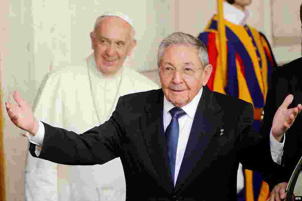 Raúl Castro termina su visita al Papa.