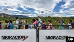 Venezolanos cruzan el puente internacional de San Antonio de Táchira hacia Cúcuta, Colombia.