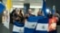 Manifestantes de Nicaragua en el aeropuerto internacional Washington Dulles el 9 de febrero de 2023, recibiendo a expresos políticos. (AP Photo/José Luis Magana).