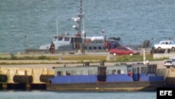 MIA85 03/04/03 - LANCHA SECUESTRADA - La Habana. - En primer plano se observa la lancha de pasajeros "Baragua" que fue secuestrada en la madrugada miércoles y conducida el jueves al puerto del Mariel, al oeste de La Habana. Foto Alejandro Ernesto/Notimex