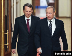 Serguei Nariskin junto a Putin en la Duma.
