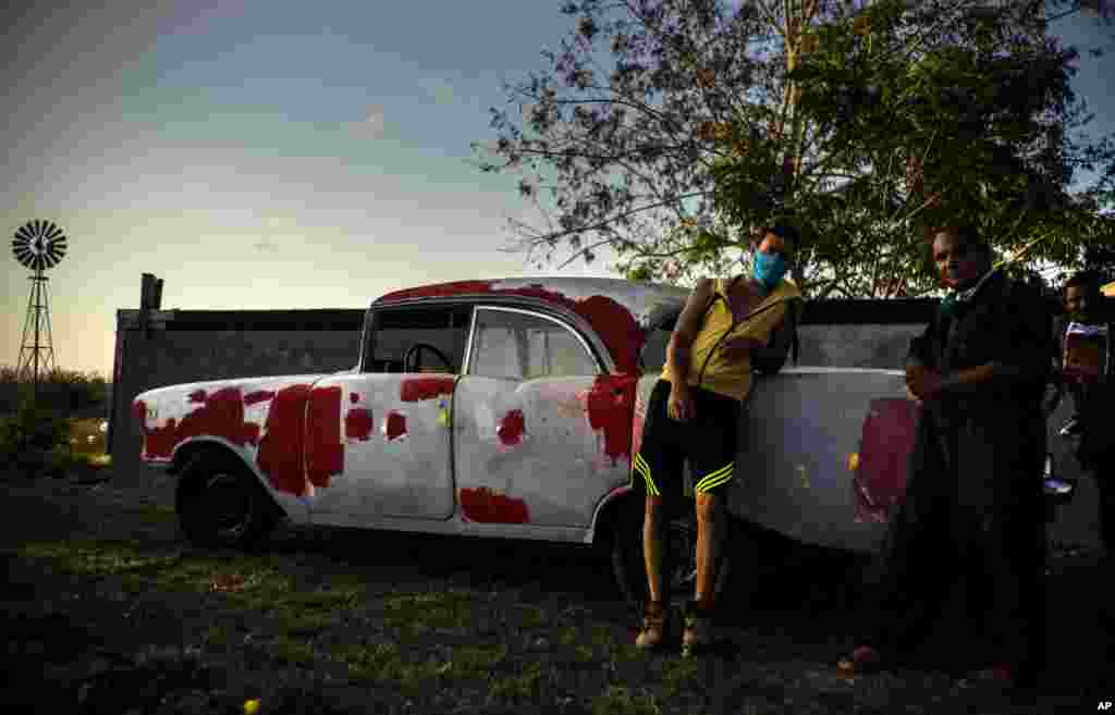 Mecanicos reparan un almendrón en La Habana en medio de la pandemia de coronavirus. (AP/Ramón Espinosa)