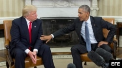 El presidente de los Estados Unidos, Barack Obama (d) junto con el presidente electo Donald Trump (i) al final de su encuentro en el despacho oval en la Casa Blanca, en Washington (Estados Unidos), el 10 de noviembre de 2016.