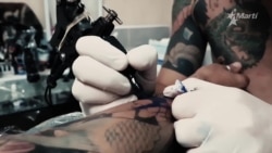 Joven graduado deja la profesión para realizar tatuajes por cuenta propia Joven graduado deja la profesión para realizar tatuajes por cuenta propia