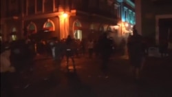 Violentos enfrentamientos entre la policía de Puerto Rico y un grupo de manifestantes tras protesta Violentos enfrentamientos entre la policía de Puerto Rico y un grupo de manifestantes tras protesta