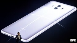 El consejero delegado de la tecnológica china Huawei, Richard Yu, presenta los teléfonos Huawei Mate 10 y el Mate 10 Pro, en Múnich, Alemania, el 16 de octubre del 2017.