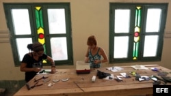 Las jóvenes Adriana de la Nuez (d) y Irena Martínez (i) laboran en la empresa cooperativa “Vitria”.