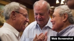 Eusebio Leal (i) habla con Joe Capitano (d) y E.J. Salcines (c) en el restaurante Columbia de Ybor City. (Web Screenshot, Tampa BayTimes)