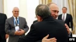 Raúl Castro abraza a su homólogo ruso Vladimir Putin, durante una reunión en el Kremlin para reforzar la alianza estratégica entre Moscú y La Habana (7 de mayo, 2015).