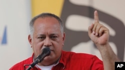El ministro de Relaciones Interiores de Venezuela, Diosdado Cabello, dijo que luego de un trabajo de inteligencia también se decomisaron 400 fusiles y pistolas.