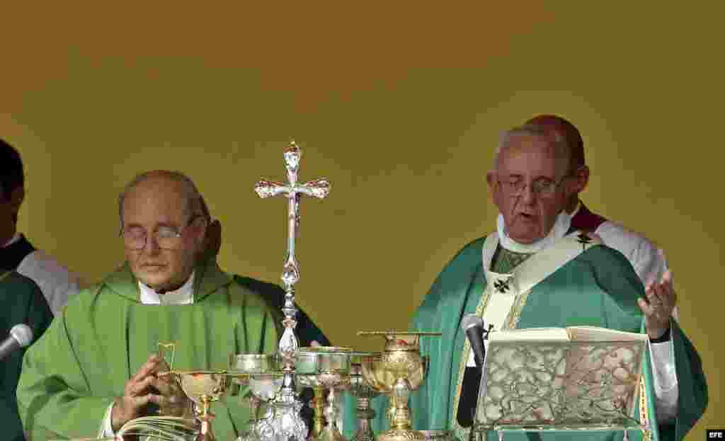 El Papa Francisco (d) junto al cardenal cubano Jaime Ortega, quien agradeció al Papa su papel en el diálogo entre Cuba y EE.UU. y abogó por que el proceso de renovación de relaciones entre ambos países traiga la "anhelada" reconciliación entre todos los cubanos, de fuera y dentro del país.