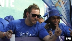 El Jugador de los Tigres del Licey, Yunesky Maya (i), durante su desfile de celebración tras coronarse como campeones de la liga de béisbol invernal dominicana.